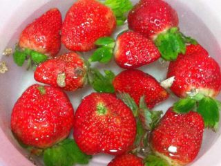 1、草莓酱,草莓洗干净，去除叶子后，切成小块。