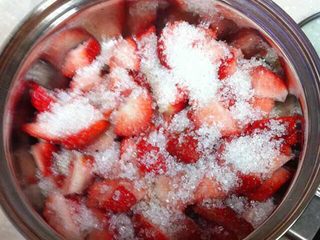 2、草莓酱,草莓块放入奶锅，加入白糖。