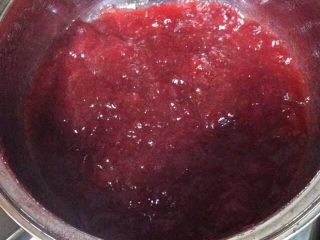 3、草莓酱,小火加热，并不停地搅拌，防止糊锅，熬制黏稠如图，关火。