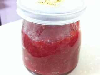 4、草莓酱,冷却后装入瓶中，入冰箱冷藏。