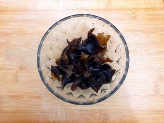 2、山药黑木耳胡萝卜排骨汤,泡发好后的黑木耳去蒂，撕成小朵，洗净，备用！