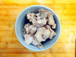 14、山药黑木耳胡萝卜排骨汤,煮好之后的排骨用水稍微冲洗一下，洗去排骨表面的脏东西！