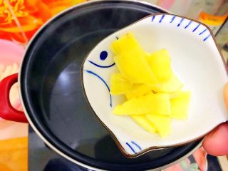 15、山药黑木耳胡萝卜排骨汤,重新再煮一锅水，水开后放入姜片！