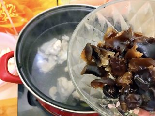 17、山药黑木耳胡萝卜排骨汤,放入黑木耳！