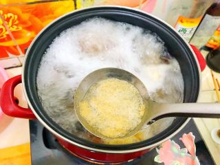 22、山药黑木耳胡萝卜排骨汤,煮开后用勺子撇去浮沫！