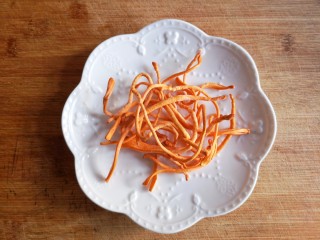 2、虫草花炖豆腐——快手低卡营养健康美味菜,“虫草花”并非花,实质上是虫草子实体,而不是冬虫夏草子实体。培养基是仿造天然虫子所含的各种养分,包括谷物类、豆类、蛋奶类等,属于一种真菌类。虫草花含有丰富的虫草多糖(包含虫草酸)、蛋白质、18种氨基酸、17种微量元素、12种维生素: A、B1、B2、B6、B12、C、D、E等含量高于菇类。虫草花煲汤前用凉水稍微过一下。因为虫草花不能清洗,清洗时会使附在虫草花子实体上具有食疗效果的真菌孢子粉流失,影响功效。