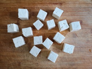 3、虫草花炖豆腐——快手低卡营养健康美味菜,豆腐切小块。