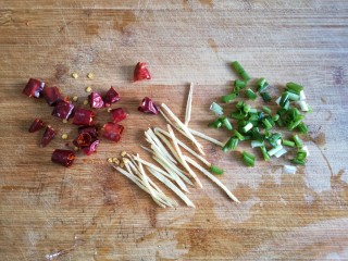 6、虫草花炖豆腐——快手低卡营养健康美味菜,葱切葱花,姜切丝,干辣椒切段备用。