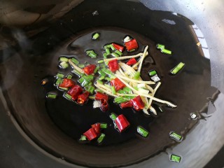 7、虫草花炖豆腐——快手低卡营养健康美味菜,锅中适量油烧热,葱姜干辣椒下锅爆出香味。