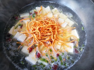 10、虫草花炖豆腐——快手低卡营养健康美味菜,再次煮开后放入虫草花。