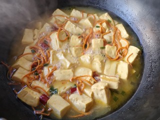 12、虫草花炖豆腐——快手低卡营养健康美味菜,大火炖煮10分钟,收汁即可。
