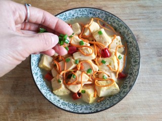 13、虫草花炖豆腐——快手低卡营养健康美味菜,出锅装盘后撒一点小葱绿。