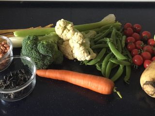 1、花椒油蔬菜宝,蔬菜大合影,做这道菜时可任选你喜欢的食材。