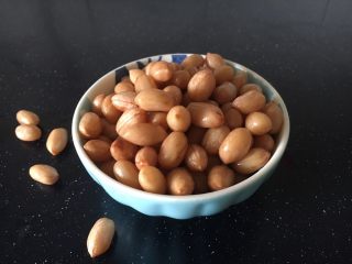 2、花椒油蔬菜宝,花生米提前8个小时用清水泡发。