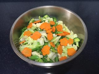 5、花椒油蔬菜宝,把所有焯过水的蔬菜放在一个盆里,放入适量的盐和1小勺白糖,搅拌均匀。