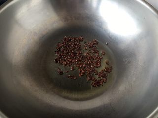 7、花椒油蔬菜宝,锅里放油,然后放入花椒,当花椒遇热后慢慢散发出香味时把花椒捞出来,留花椒油备用。