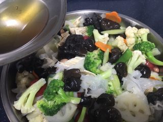 8、花椒油蔬菜宝,将花椒油泼到蔬菜里,搅拌均匀。