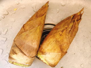 1、春笋焖鸡,准备好春笋