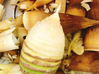 2、春笋焖鸡,剥壳