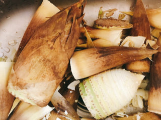 3、春笋焖鸡,出来一个小胖子