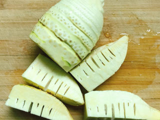 4、春笋焖鸡,切开