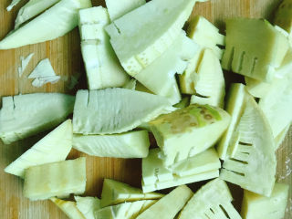 5、春笋焖鸡,在切段