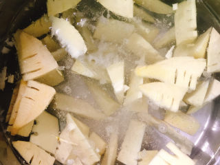 6、春笋焖鸡,放入开水锅中，加入5g盐