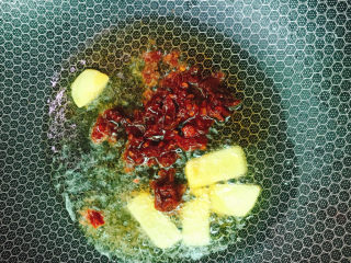 12、春笋焖鸡,锅烧热后放油，下姜片、豆瓣酱