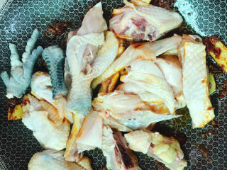 14、春笋焖鸡,放入鸡块