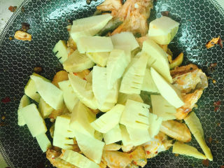 16、春笋焖鸡,放入春笋