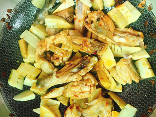 17、春笋焖鸡,继续翻炒几分钟