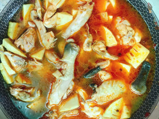 18、春笋焖鸡,加入清水