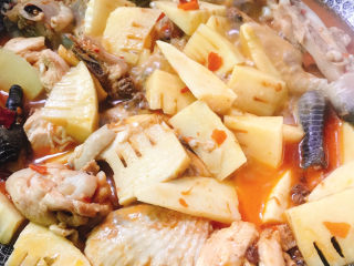 20、春笋焖鸡,调成中火，根据自己口味加入盐后盖上锅盖焖30分钟