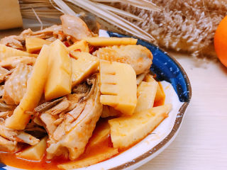 22、春笋焖鸡,装盘食用。