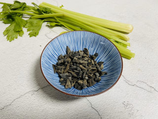1、芹菜炒木耳,准备好食材