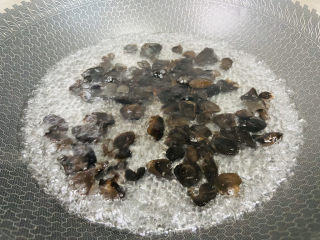6、芹菜炒木耳,锅中加入清水大火烧开倒入泡发后的木耳焯烫三分钟