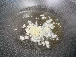 8、芹菜炒木耳,起油锅放入蒜末爆香