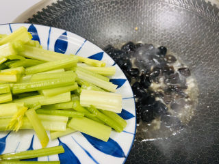 13、芹菜炒木耳,倒入芹菜