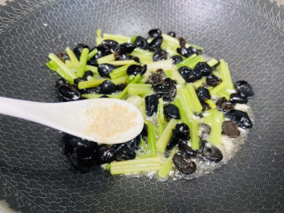 15、芹菜炒木耳,加入适量的白胡椒粉