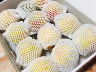 1、黄桃罐头,拿黄桃