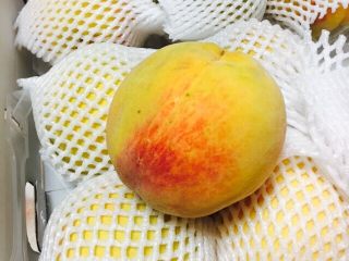 2、黄桃罐头,拨出外衣