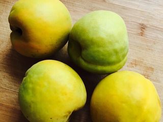 3、黄桃罐头,4只，洗干净