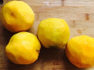 4、黄桃罐头,刨去外皮