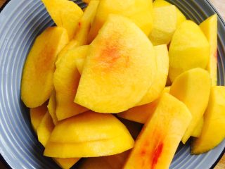 6、黄桃罐头,切成块放入锅中备用