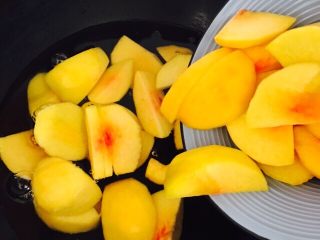 9、黄桃罐头,放入切好的黄桃