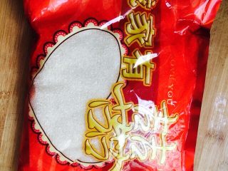 11、黄桃罐头,拿出备用的白糖