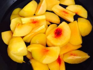 10、黄桃罐头,清水沫过黄桃就可以