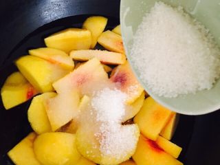 13、黄桃罐头,放入锅中，开中火