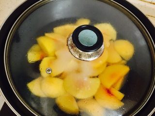 14、黄桃罐头,盖锅盖闷煮15分钟即可