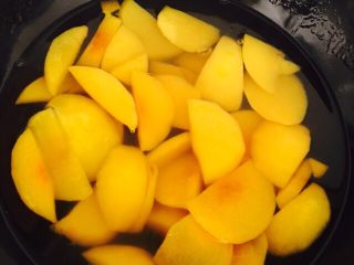 15、黄桃罐头,煮好，拿起锅盖